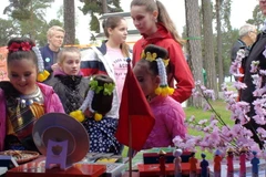 Các em nhỏ thích thú với đồ chơi truyền thống Việt Nam. (Nguồn: ĐSQ Việt Nam tại Na Uy)