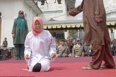 Nur Elita đau đớn khi ngọn roi quất vào người. (Nguồn: Barcroft Media)