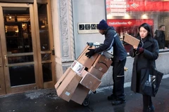 Phục vụ giao hàng tại Manhattan, New York, Mỹ. (Nguồn: AFP/TTXVN)