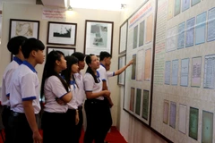 Học sinh trường THPT chuyên Vị Thanh, Hậu Giang, tham quan triển lãm. (Ảnh: Huỳnh Sử/TTXVN)