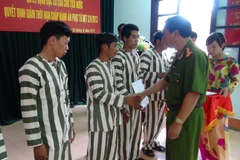 Công an tỉnh Lai Châu trao Quyết định đặc xá, giảm án cho 19 phạm nhân tại Trại tạm giam Công an tỉnh Lai Châu năm 2013. (Ảnh: Quang Duy/TTXVN)
