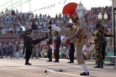 Binh sỹ biên phòng Pakistan và Ấn Độ tại lễ hạ cờ tại cửa khẩu biên giới Wagah. (Nguồn: AFP/TTXVN)