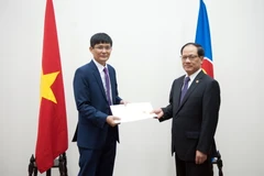 Đại sứ Nguyễn Hoành Năm và Tổng Thư ký ASEAN Lê Lương Minh. (Ảnh: Trần Hiệp/TXVN)