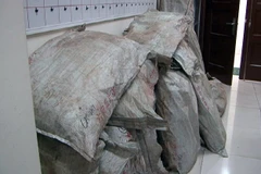 Các bao tải chứa da lông chồn bị cướp. (Ảnh: Nguyễn Hoàng/Vietnam+)