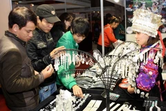 Khách tham quan mua bán tại Hội chợ thương mại Việt-Trung. Ảnh minh họa. (Nguồn: Trần Việt/TTXVN)