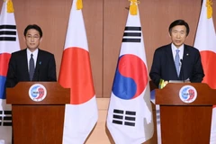 Ngoại trưởng Hàn Quốc Yun Byung-Se (phải) và Ngoại trưởng Nhật Bản Fumio Kishida tại cuộc họp báo sau hội đàm. (Nguồn: YONHAP/TTXVN)