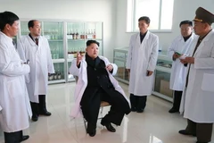 Các nhà khoa học Triều Tiên, dẫn đầu bởi Kim Jong-un, tuyên bố đã chữa khỏi AIDS, Ebola, SARS và MERS. (Nguồn: mirror.co.uk)