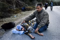Người tị nạn Syria kiệt sức sau khi vượt Biển Aegean tới đảo Lesbos của Hy Lạp từ Thổ Nhĩ Kỳ ngày 16/10. (Nguồn: AFP/TTXVN)