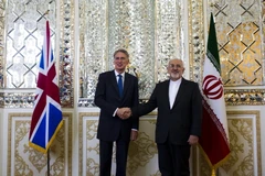 Ngoại trưởng Iran Mohammad Javad Zarif (phải) và Ngoại trưởng Anh Philip Hammond tại cuộc họp báo sau hội đàm tại Iran. (Nguồn: AFP/TTXVN)