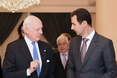 Tổng thống Syria Bashar al-Assad (phải) và Đặc phái viên LHQ về vấn đề Syria Staffan de Mistura. (Nguồn: AFP/TTXVN)