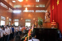 Các học sinh, sinh viên kiều bào dâng hương tại nhà tưởng niệm Chủ tịch Hồ Chủ Minh tại Khu di tích Kim Liên, Nghệ An. (Ảnh: Tá Chuyên/TTXVN)