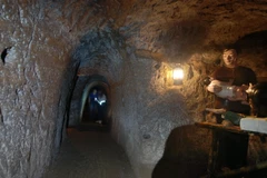 Bên trong địa đạo Vịnh Mốc. (Ảnh: Hồ Cầu/TTXVN)