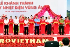 Thủ tướng Nguyễn Tấn Dũng và các đại biểu cắt băng khánh thành nhà máy. (Ảnh: Đức Tám/TTXVN)