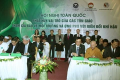 Các tổ chức tôn giao ký kết tham gia bảo vệ môi trường và ứng phó với biến đổi khí hậu. (Ảnh: Nguyễn Dân/TTXVN)