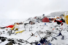 [Video] Vụ lở tuyết kinh hoàng tại trại căn cứ đỉnh Everest
