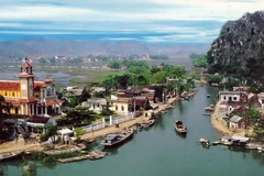 Đường vào khu du lịch suối khoáng Kênh Gà. (Nguồn: ninhbinh.gov.vn)