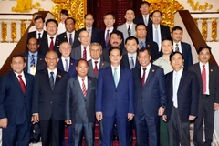 Thủ tướng Nguyễn Tấn Dũng với các Trưởng đoàn. (Ảnh: Đức Tám/TTXVN)
