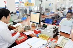 Khách hàng vay vốn tại VietinBank chi nhánh Cần Thơ. (Ảnh: Trần Việt/TTXVN)