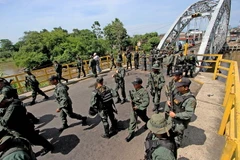 Binh sỹ Venezuela đóng cửa khẩu ở Boca de Grita, bang Tachira ngày 21/8. (Nguồn: AFP/TTXVN)