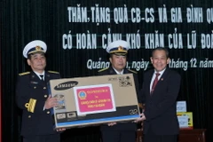 Ông Trương Hòa Bình tặng quà cho cán bộ, chiến sỹ và gia đình quân nhân có hoàn cảnh khó khăn của Lữ đoàn Hải quân 170. (Ảnh: Trọng Đức/TTXVN)