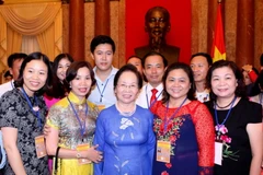 Phó Chủ tịch nước Nguyễn Thị Doan với các nhà công thương tiêu biểu. (Ảnh: Thống Nhất/TTXVN)