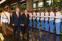 Chủ tịch Hội đồng Nhà nước Cuba Raul Castro và Chủ tịch nước Trương Tấn Sang duyệt đội danh dự. (Ảnh: Nguyễn Khang/TTXVN)