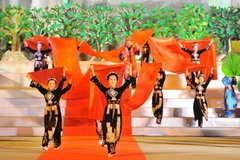 ác nghệ nhân và diễn viên biểu diễn chương II 'Lời Then vọng mãi'. (Ảnh:Minh Đức/TTXVN)