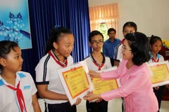 Trao 220 suất học bổng cho học sinh, sinh viên dân tộc thiểu số