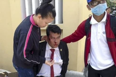 Một trong hai nghị sĩ của CNRP được điều trị sau khi bị đánh. (Nguồn: Phnompenh Post)