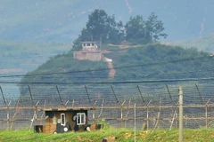 Tiền đồn quân sự Hàn Quốc (phía dưới) và Triều Tiên (phía trên) được nhìn từ thành phố biên giới Paju ngày 21/8. (Nguồn: AFP/TTXVN)