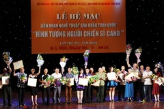 Ban tổ chức giao giải Vàng cho các cá nhân xuất sắc. (Ảnh: Minh Đức/TTXVN)