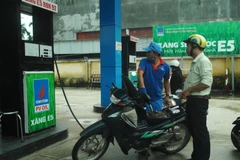 Người dân đổ xăng E5 tại Quảng Ngãi. (Ảnh: Sỹ Thắng/TTXVN)