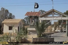  Cờ của IS cắm trên nóc một nhà tù ở Palmyra. (Nguồn: AFP/TTXVN)