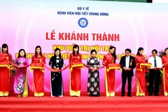 Phó Chủ tịch nước Nguyễn Thị Doan và các đại biểu cắt băng khánh thành khu điều trị. (Ảnh: Dương Ngọc/TTXVN)