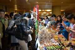 Gian hàng Việt Nam hút khách tại Hội chợ từ thiện ở Nhật Bản