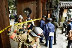 Cảnh sát và lính cứu hỏa làm nhiệm vụ tại hiện trường vụ nổ. (Nguồn: AFP/TTXVN)