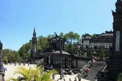 Du khách tham quan lăng Khải Định. (Ảnh: Nhật Anh/TTXVN)