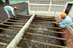 Hệ thống giàn phun mưa tại nhà máy nước Công ty Cấp thoát nước số 1 Vĩnh Phúc. (Ảnh: Anh Tuấn/TTXVN)