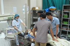 Bệnh nhân ngộ độc thực phẩm được điều trị tích cực tại Bệnh viện Đa khoa Ninh Bình. (Ảnh: /TTXVN)