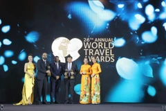 Đại diện Vietnam Airlines đón nhận giải thưởng uy tín tại World Travel Awards Asia 2019. (Ảnh: CTV/Vietnam+)