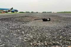 Đường lăn sân bay Nội Bài xuất hiện hư hỏng như nứt vỡ, phùi bùn, thậm chí có hiện tượng bị lún nhưng vẫn chưa thể sửa chữa tổng thể vì vướng cơ chế. (Ảnh: Việt Hùng/Vietnam+)