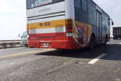 Dù đã trải quan nhiều đợt sửa chữa, những vết rạn nứt vẫn xuất hiện trên mặt cầu Thăng Long. (Ảnh: Việt Hùng/Vietnam+)