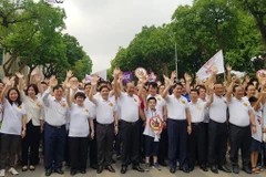 Phó Thủ tướng Trương Hòa Bình và đại diện cơ quan chức năng đi bộ kêu gọi hành động “Đã uống rượu bia-Không lái xe”. (Ảnh: Việt Hùng/Vietnam+)