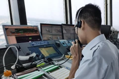Nghề Kiểm soát viên không lưu cũng rất áp lực, đòi hỏi sự tập trung cao độ để đảm bảo cho những chuyến bay an toàn. (Ảnh: Việt Hùng/Vietnam+)