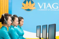 Nhân viên phục vụ mặt đất sẽ trợ giúp hành khách làm thủ tục lên máy bay qua điện thoại cho các chuyến bay nội địa của Vietnam Airlines. (Ảnh: Đức Anh)