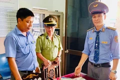 Tổ tàu SE3 bàn giao tài sản hành khách bỏ quên để trao trả. (Ảnh: Câu lạc bộ đam mê đường sắt)