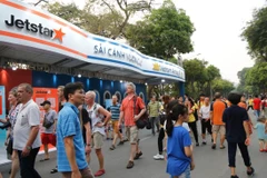 Vietnam Airlines và Jetstar Pacific giới thiệu hàng nghìn vé máy bay đi nội địa, quốc tế giá hấp dẫn tại sự kiện Vietnam Airlines Festa. (Ảnh: CTV/Vietnam+)