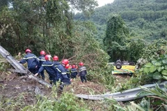 Lực lượng cứu hộ tiếp cận hiện trường cấp cứu người bị nạn. (Ảnh: Trần Lê Lâm/TTXVN)