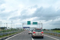 Phương tiện lưu thông trên tuyến cao tốc Nội Bài-Lào Cai. (Ảnh: Việt Hùng/Vietnam+)
