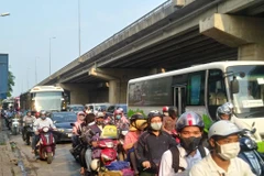 Đường từ nút giao Pháp Vân vào Giải Phóng chặt ních phương tiện ôtô và xe máy. (Ảnh: Việt Hùng/Vietnam+)
